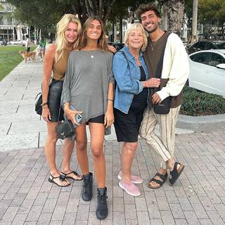 Yanina Latorre feet photo thumbnail