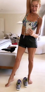 Yanina Latorre feet photo thumbnail