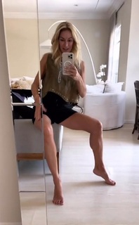 Yanina Latorre feet photo thumbnail