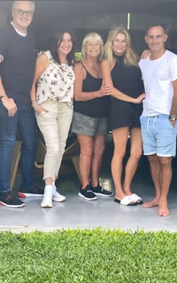 Yanina Latorre feet photo thumbnail