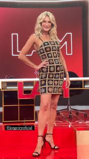 Yanina Latorre feet photo thumbnail