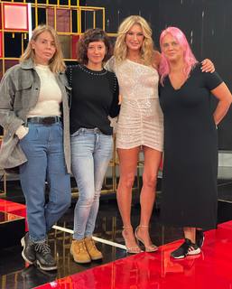 Yanina Latorre feet photo thumbnail