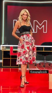 Yanina Latorre feet photo thumbnail