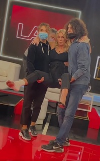 Yanina Latorre feet photo thumbnail