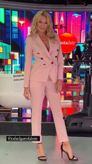 Yanina Latorre feet photo thumbnail