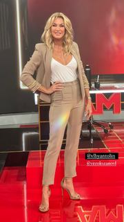 Yanina Latorre feet photo thumbnail