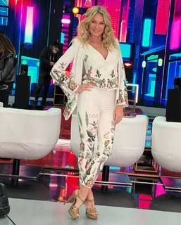 Yanina Latorre feet photo thumbnail