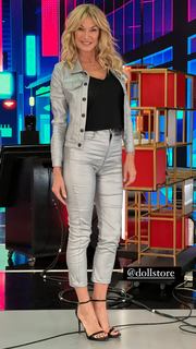 Yanina Latorre feet photo thumbnail