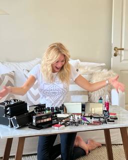 Yanina Latorre feet photo thumbnail