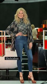 Yanina Latorre feet photo thumbnail