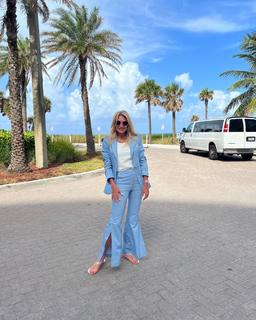 Yanina Latorre feet photo thumbnail