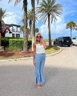 Yanina Latorre feet photo thumbnail