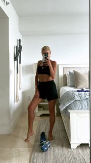 Yanina Latorre feet photo thumbnail