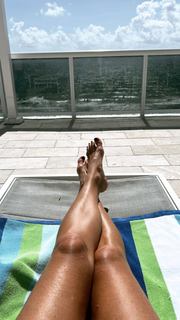 Yanina Latorre feet photo thumbnail