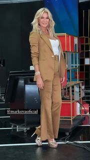 Yanina Latorre feet photo thumbnail