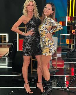 Yanina Latorre feet photo thumbnail