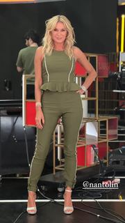 Yanina Latorre feet photo thumbnail