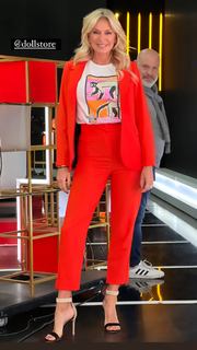 Yanina Latorre feet photo thumbnail