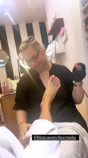 Yanina Latorre feet photo thumbnail