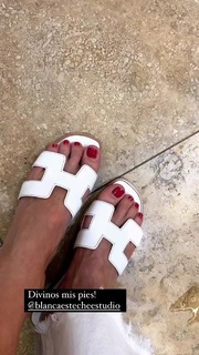 Yanina Latorre feet photo thumbnail