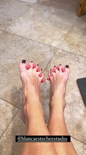 Yanina Latorre feet photo thumbnail