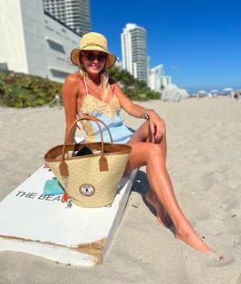 Yanina Latorre feet photo thumbnail