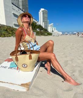 Yanina Latorre feet photo thumbnail