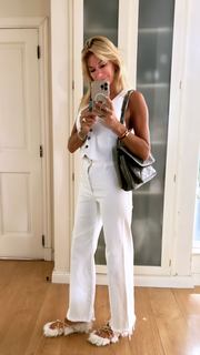 Yanina Latorre feet photo thumbnail