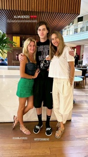 Yanina Latorre feet photo thumbnail