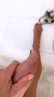 Yanina Latorre feet photo thumbnail