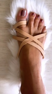 Yanina Latorre feet photo thumbnail