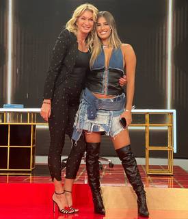 Yanina Latorre feet photo thumbnail