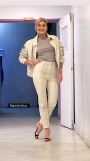 Yanina Latorre feet photo thumbnail