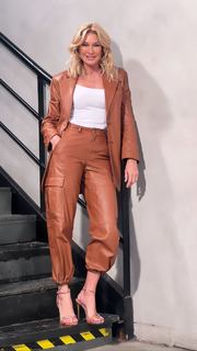 Yanina Latorre feet photo thumbnail