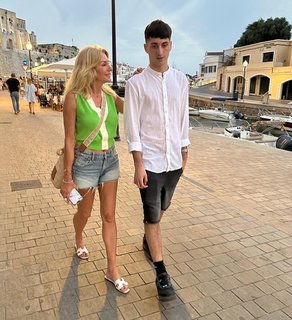 Yanina Latorre feet photo thumbnail