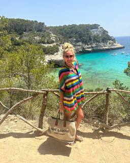 Yanina Latorre feet photo thumbnail