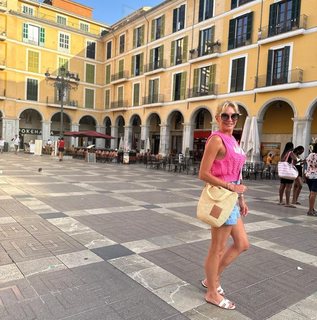 Yanina Latorre feet photo thumbnail