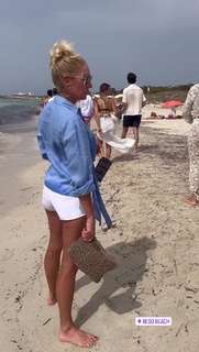 Yanina Latorre feet photo thumbnail