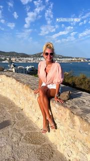 Yanina Latorre feet photo thumbnail