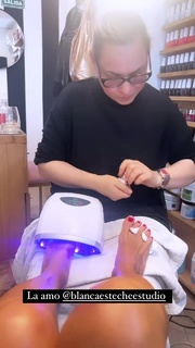 Yanina Latorre feet photo thumbnail