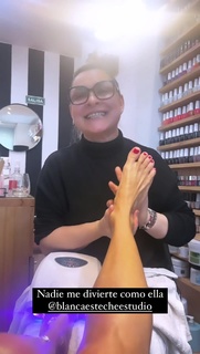 Yanina Latorre feet photo thumbnail