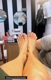 Yanina Latorre feet photo thumbnail