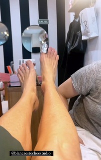 Yanina Latorre feet photo thumbnail