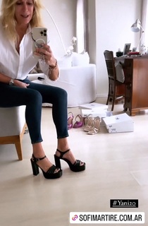 Yanina Latorre feet photo thumbnail