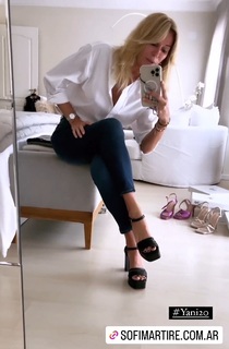 Yanina Latorre feet photo thumbnail