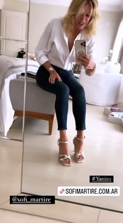 Yanina Latorre feet photo thumbnail