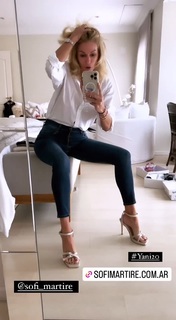 Yanina Latorre feet photo thumbnail