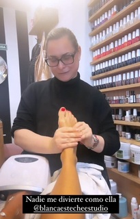 Yanina Latorre feet photo thumbnail