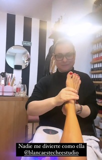 Yanina Latorre feet photo thumbnail