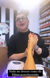 Yanina Latorre feet photo thumbnail